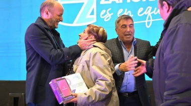 Tablets para abuelos: Insaurralde entregó dispositivos a más de 500 adultos mayores en Lomas