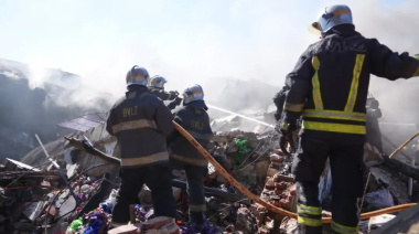Continúan los trabajos tras el incendio en una fábrica de plásticos en Lomas