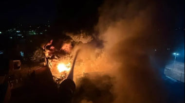 Continúan los trabajos tras el incendio en una fábrica de plásticos en Lomas