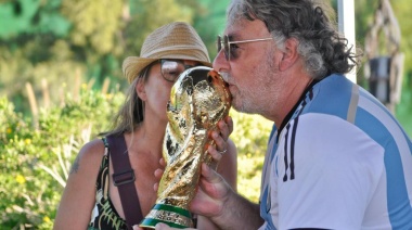 A un mes del triunfo: La copa que levantó Messi, visitó Llavallol
