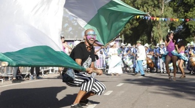 El carnaval de Lomas volvió a explotar de gente con un Parque Eva Perón repleto