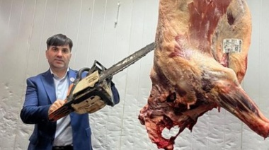 Intendente peronista se calzó la motosierra "para cortar asado y carne a 2.900 pesos"