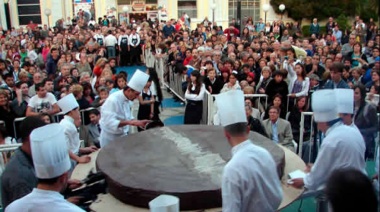 Mar del Plata: llega este domingo la degustación del alfajor gigante de 600 kilos