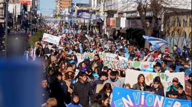 Miles de vecinos de Lomas celebraron el Día de la Patria en la Plaza Grigera