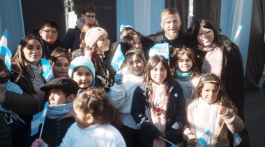 Miles de vecinos de Lomas celebraron el Día de la Patria en la Plaza Grigera