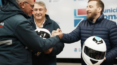 Otermín y D’Onofrio entregaron cascos para trabajadores de tránsito, policía y emergencias 