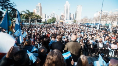 Miles de vecinos de Lomas celebraron el 9 de Julio en la Plaza Grigera