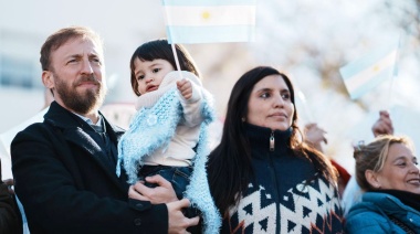 Miles de vecinos de Lomas celebraron el 9 de Julio en la Plaza Grigera
