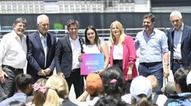 Kicillof entregó 750 computadoras a estudiantes bonaerenses
