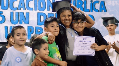 La felicidad de terminar: 50 nuevos egresos del secundario para adultos