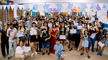 La felicidad de terminar: 50 nuevos egresos del secundario para adultos