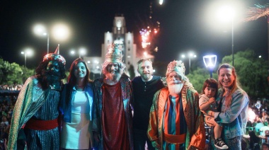Otermín participó del desfile de los Reyes Magos junto a miles de familias de Lomas