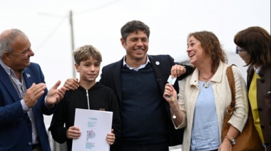 Kicillof entregó 32 viviendas: "No estamos para responder con insultos, sino para generar más políticas y mejores resultados"