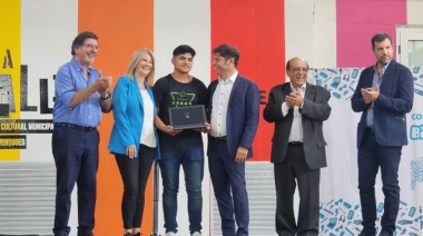 Kicillof visitó Lobería y entregó más de 160 netbooks para estudiantes