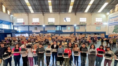 Estudiantes de secundarios de La Costa recibieron más de 300 computadoras