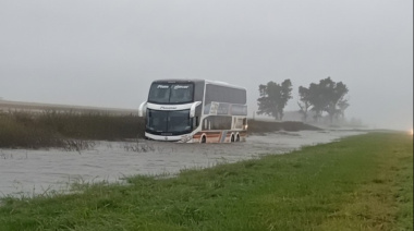 Un micro se despistó en la Ruta 5 y los pasajeros fueron evacuados en lancha