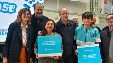 Insaurralde entregó netbooks y recorrió el puerto de Bahía Blanca con Susbielles