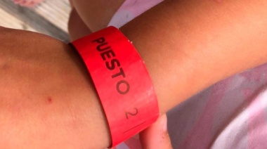 Entregan pulseras para facilitar ubicación de niños perdidos en la playa