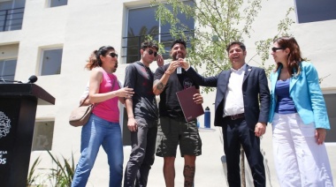 Kicillof anunció que continuará 16 mil viviendas del Procrear "abandonadas" por Milei en Provincia