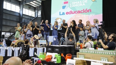 Insaurralde y Di Tullio entregaron materiales educativos a jardines de Lomas