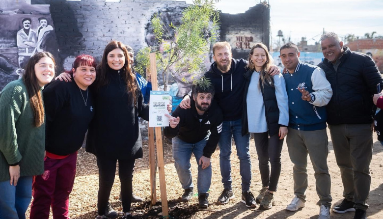 Federico Otermín y Mayra Mendoza encabezaron una jornada de forestación en el “Potrero de D10S”