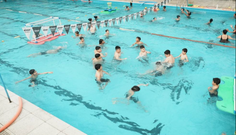 Miles de chicos y chicas de Lomas aprenden a nadar como parte de una política de salud y cuidado