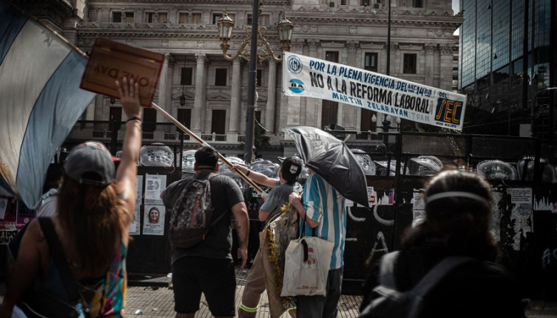 El Senado aprobó la reforma laboral con incidentes, detenidos y Kicillof en las calles
