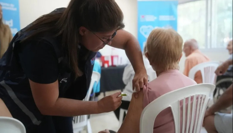 Lomas avanza con la vacunación contra el dengue para personas de 15 a 59 años