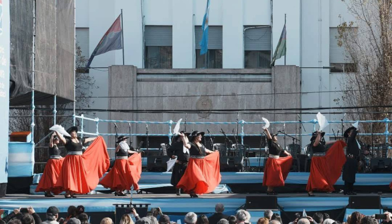 El 25 de Mayo en Comunidad con todo: desfile, locro y música en vivo