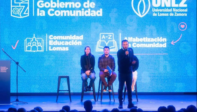 Se presentó el programa Alfabetización en Comunidad en el Teatro de Lomas: todos los detalles