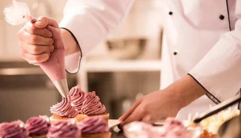 Lanzan un curso gratuito de pastelería profesional en la sede de UTHGRA Temperley