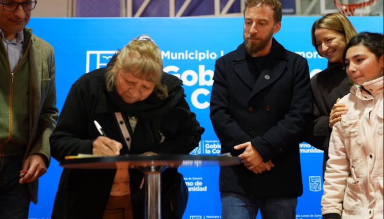Más de 400 familias de Lomas de Zamora firmaron las escrituras de sus viviendas