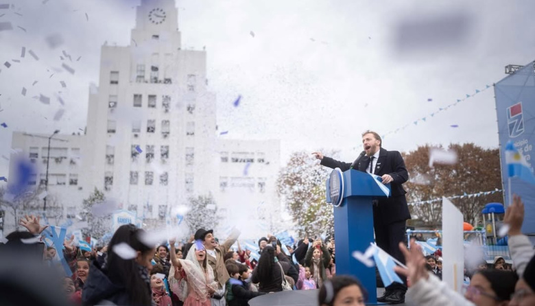 2.500 alumnos de Lomas de Zamora prometieron lealtad a la bandera en la Plaza Grigera