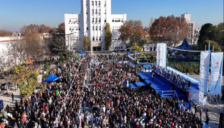 Un 9 de julio con "Amor por la Patria en Comunidad, en la Plaza Grigera