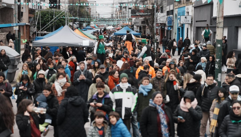 Miles de vecinos festejaron el 153° aniversario de Banfield en una multitudinaria jornada sobre la calle Maipú