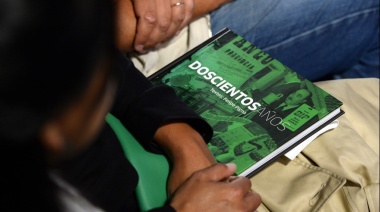 Kicillof y Pigna presentan el libro "Doscientos Años" sobre el Banco Provincia