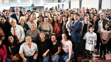 Kicillof entregó viviendas en Navarro y apuntó por la quita de recursos por coparticipación