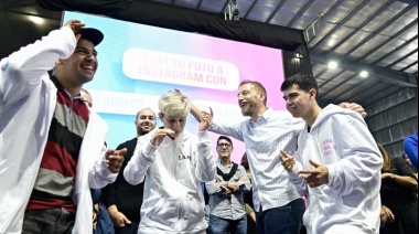 Fede Otermín entregó camperas a estudiantes: "Queremos que las pibas y los pibes sean libres