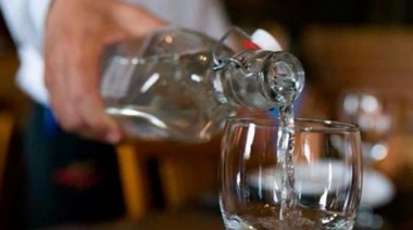 Locales bailables y bares no podrán negarse a brindar agua gratuita a los clientes