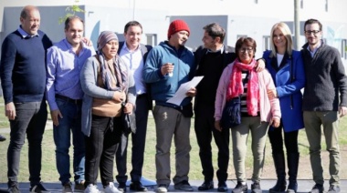 Kicillof entregó viviendas y destacó “contar con un Estado que trabaje para igualar” 
