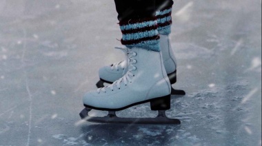 Abren una pista de patinaje sobre hielo junto al río 