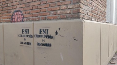 Vandalizaron una decena de escuelas de La Plata con leyendas contrarias a la ESI
