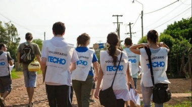 Bahía Blanca: más de un centenar de voluntarios comenzaron a construir viviendas de emergencia