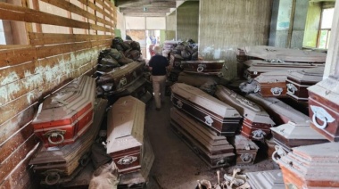 Hallan 500 cajones abandonados y restos humanos en bolsas en el Cementerio de La Plata