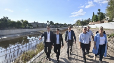 Kicillof recorrió los avances de las obras en el Río Luján