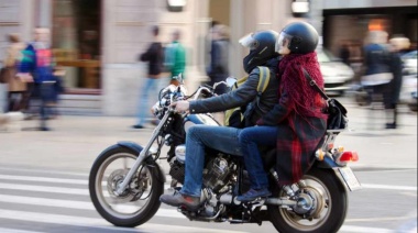 Podrían restringir la circulación de dos personas en una moto por la inseguridad