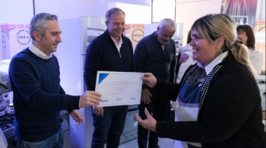 La Provincia entregó equipamiento para comedores escolares y otorgó subsidios