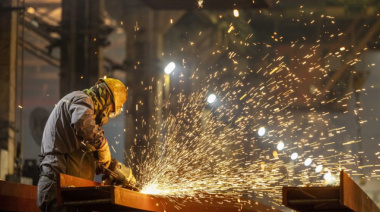 Despidos, suspensiones y rebaja salarial: la crisis impacta en fábricas bonaerenses