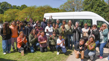 La Provincia entregó minibuses a escuelas rurales de Alem y Chivilcoy