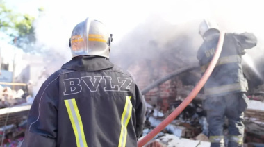 Continúan los trabajos tras el incendio en una fábrica de plásticos en Lomas